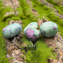 将图片加载到图库查看器,Ruby in Zoisite Tumbled