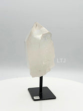 将图片加载到图库查看器,Quartz point crystal on stand