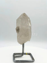 将图片加载到图库查看器,Quartz point crystal on stand