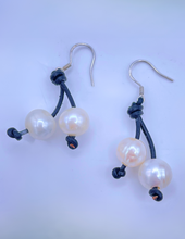 将图片加载到图库查看器,Pearl leather Hanging earring (silver)