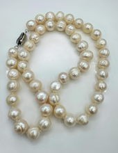 将图片加载到图库查看器,Freshwater pearl necklace with round silver clasp