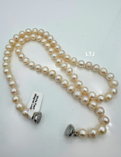 将图片加载到图库查看器,White Pearl with magnet lock 22" 8mm