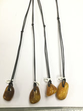 Cargar imagen en el visor de la galería, Amber Rough Pendant