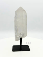 将图片加载到图库查看器,Quartz point crystal on stand