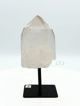 将图片加载到图库查看器,Quartz point crystal on stand