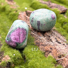 将图片加载到图库查看器,Ruby in Zoisite Tumbled