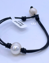 将图片加载到图库查看器,Round Pearl Leather Bracelet