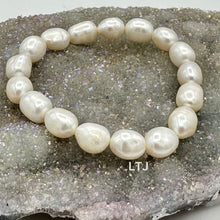 将图片加载到图库查看器,White Potato pearl stretchy bracelet