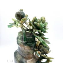 将图片加载到图库查看器,Jade Hand-carved vintage vase