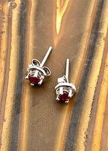 Загрузить изображение в средство просмотра галереи, Gemstone with Halo Earring