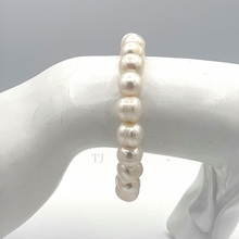 Load image into Gallery viewer, Freshwater white pearl stretchy bracelet