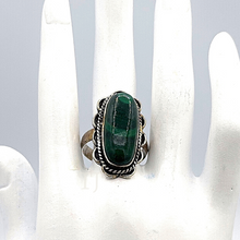 Cargar imagen en el visor de la galería, Silver coated malachite Ring