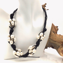 Cargar imagen en el visor de la galería, Pearl Grape Style Necklace with leather