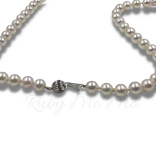 Cargar imagen en el visor de la galería, Closer view of Akoya Pearl Necklace with 14 k White gold clasp