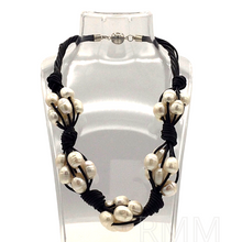 Cargar imagen en el visor de la galería, Pearl Grape Style Necklace with leather
