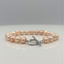 Load image into Gallery viewer, Fresh water knotted pearl bracelet with metal heart lock