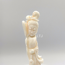 将图片加载到图库查看器,Coral sculpture from republic period