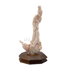 将图片加载到图库查看器,Coral sculpture from republic period