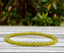 Cargar imagen en el visor de la galería, Olive Jade Bracelet (Faceted)