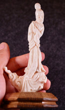 将图片加载到图库查看器,Coral sculpture from republic period