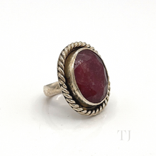 Cargar imagen en el visor de la galería, Side view of Indian Ruby Round Ring in sterling silver