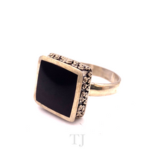 Cargar imagen en el visor de la galería, side view of Black Onyx Square Shape Ring in Sterling Silver