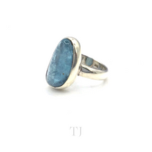 Cargar imagen en el visor de la galería, Side view of Aquamarine oval cabochon ring in sterling silver