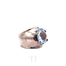 Cargar imagen en el visor de la galería, Side view of Aquamarine oval cut ring in sterling silver
