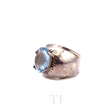 Cargar imagen en el visor de la galería, side view of Aquamarine oval cut ring in sterling silver