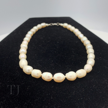 Cargar imagen en el visor de la galería, Freshwater Baroque Pearl Necklace (Knotted)