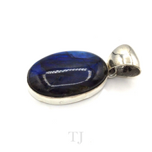 Cargar imagen en el visor de la galería, Labradorite Oval Cabochon Pendant in Sterling Silver