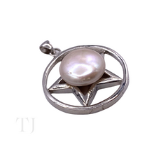Cargar imagen en el visor de la galería, Freshwater Pearl Pendant in Sterling Silver
