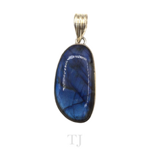 Load image into Gallery viewer, Labradorite Pendant in Sterling Silver