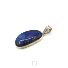 Load image into Gallery viewer, Labradorite Pendant in Sterling Silver