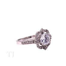Cargar imagen en el visor de la galería, Diamonique Kanote Style Ring in Sterling Silver