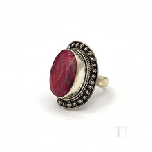 Cargar imagen en el visor de la galería, Side view of Indian Ruby Faceted ring in sterling silver