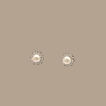 Load image into Gallery viewer, pearl Earring with Diamonquie