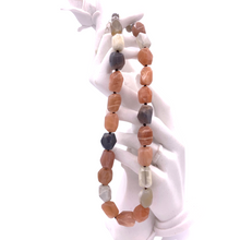 Cargar imagen en el visor de la galería, Agate stone necklace hanging on the hand of the doll