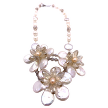 Загрузить изображение в средство просмотра галереи, Mother of Pearl Necklace with Flower Pendant