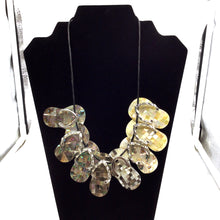 Загрузить изображение в средство просмотра галереи, Mother of Pearl Slipper Shape Pendant