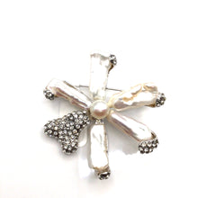 Load image into Gallery viewer, Pearl Flower Brooch