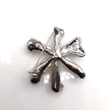 Load image into Gallery viewer, Pearl Flower Brooch