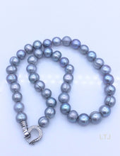 Cargar imagen en el visor de la galería, Natural Pearl (CZ Lock) 18&quot; Necklaces
