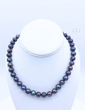 Cargar imagen en el visor de la galería, Natural Pearl (CZ Lock) 18&quot; Necklaces
