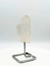 将图片加载到图库查看器，Quartz point crystal on stand
