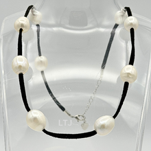 Cargar imagen en el visor de la galería, Potato Pearl Necklace with Suede Leather
