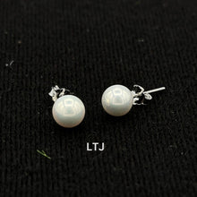 Cargar imagen en el visor de la galería, Natural round pearl post earrings (6 mm)
