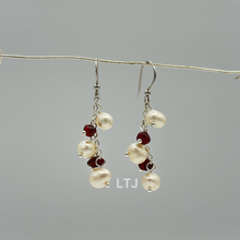 Cargar imagen en el visor de la galería, Natural hanging pearl grape earrings (silver)
