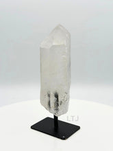 将图片加载到图库查看器，Quartz point crystal on stand
