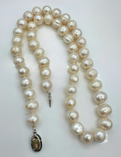 Load image into Gallery viewer, Freshwater pearl necklace with round silver clasp
